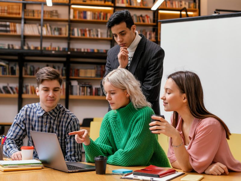 entrepreneurs-meeting-office